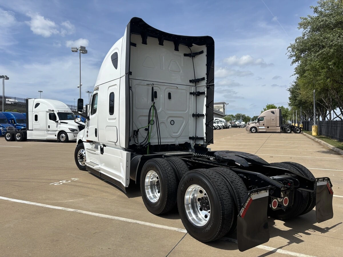 2027 Freightliner Cascadia - image 3