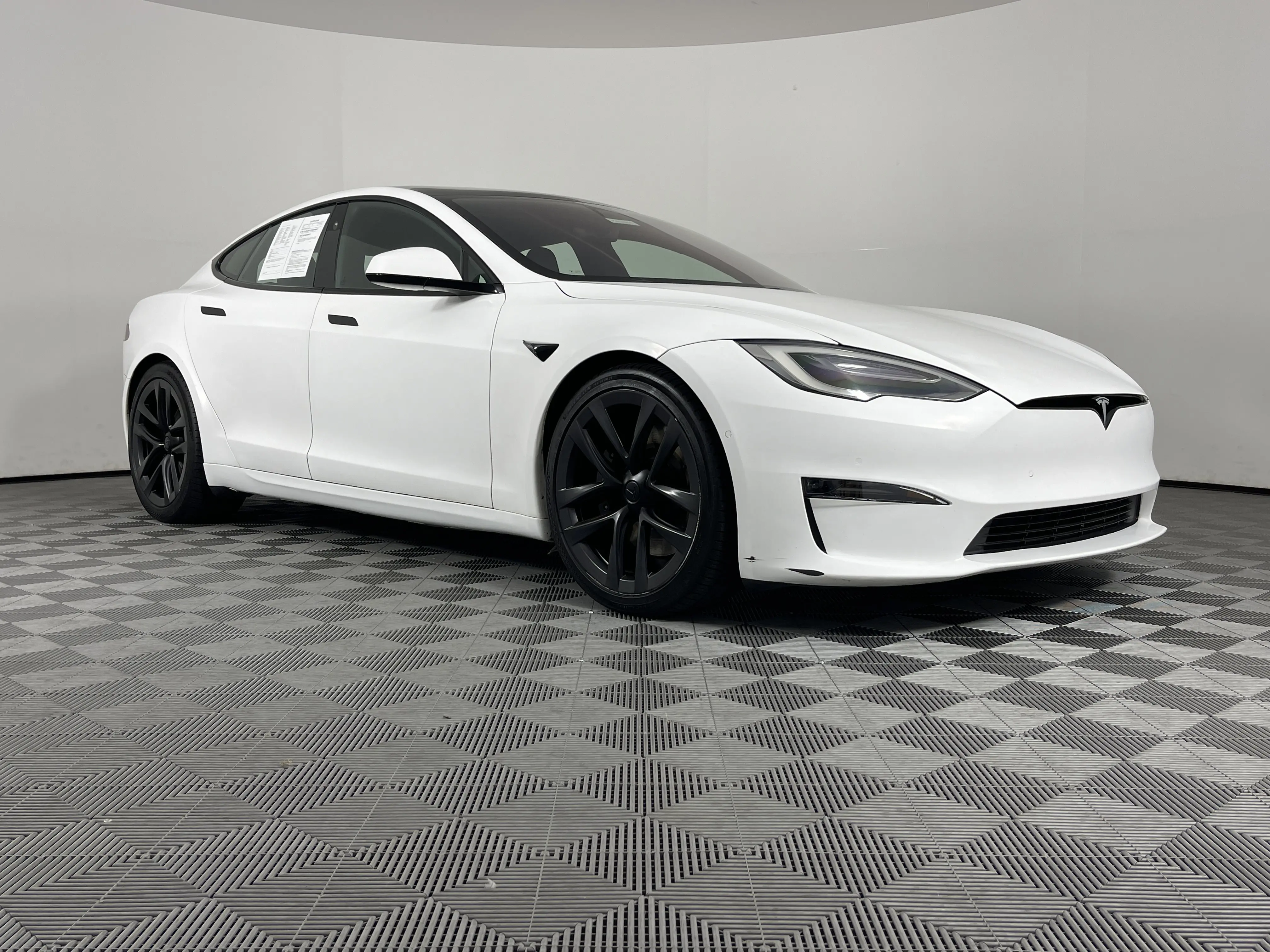 2022 Tesla Model S Plaid AWD photo 17