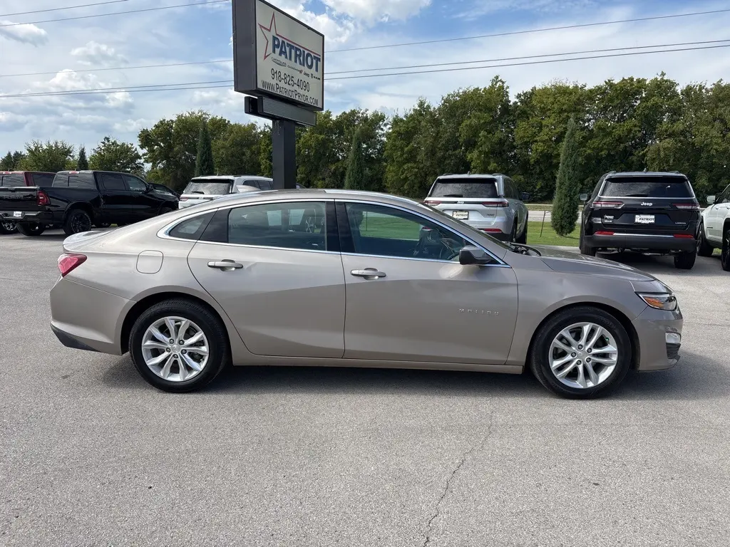 2022 Chevrolet Malibu 1LT photo 2