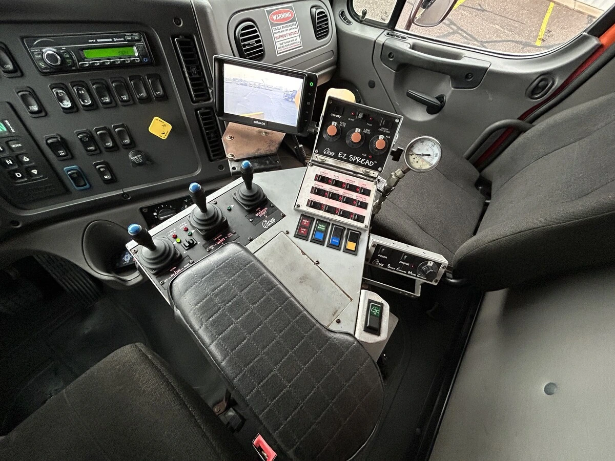 2015 Freightliner 114SD - image 12