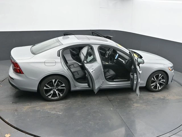 2025 Volvo - image 56