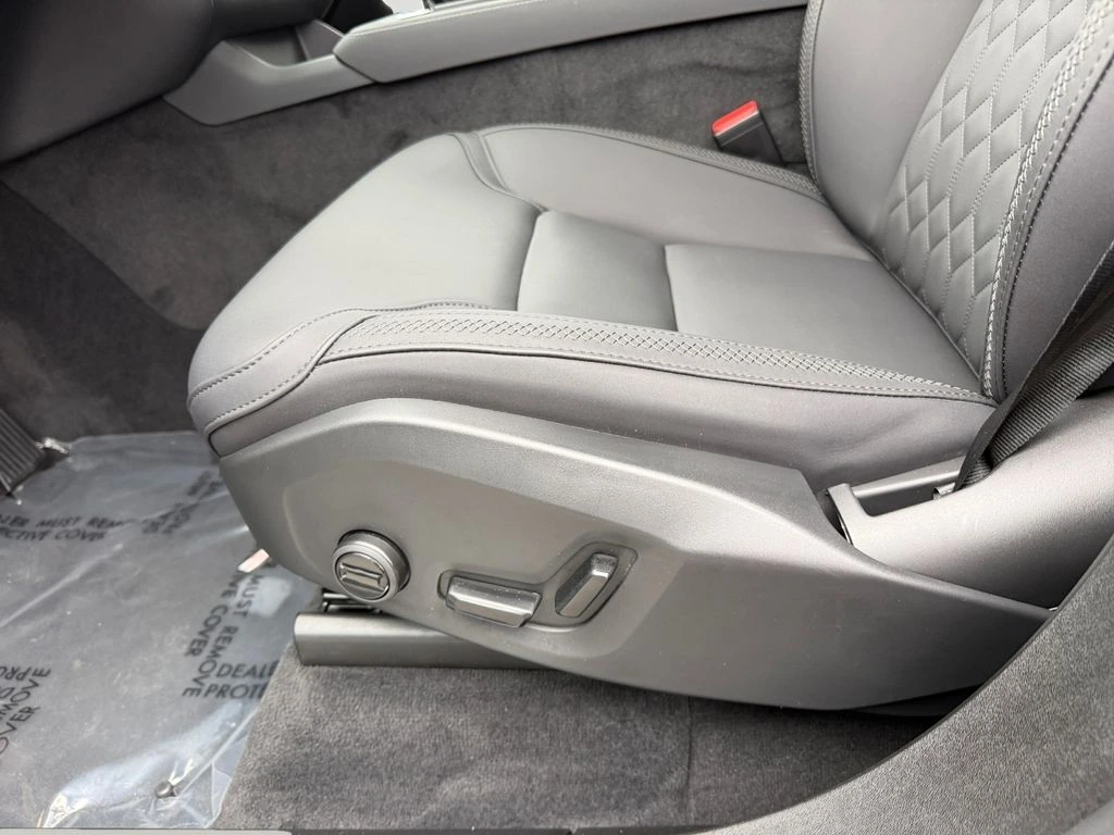 2025 Volvo - image 16