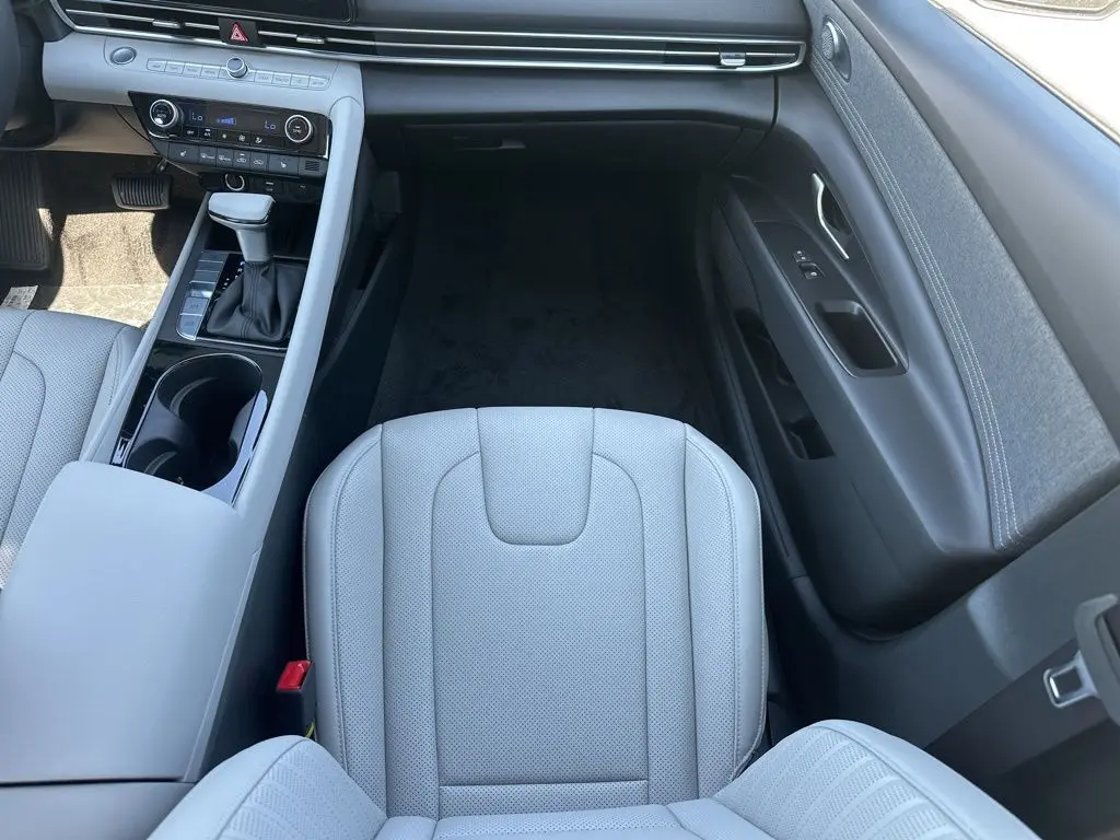 2025 Hyundai Elantra Limited photo 23