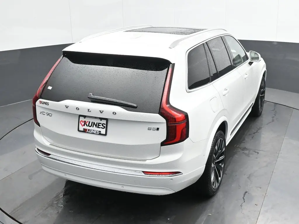 2025 Volvo - image 33