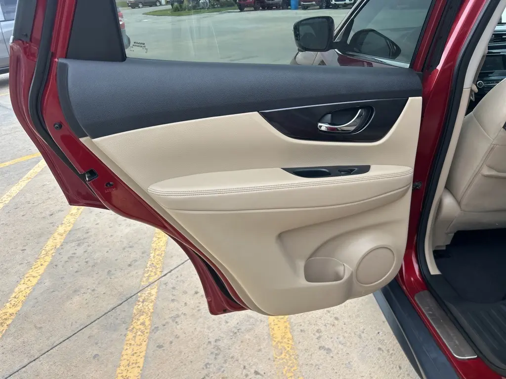 2018 Nissan Rogue SV photo 14