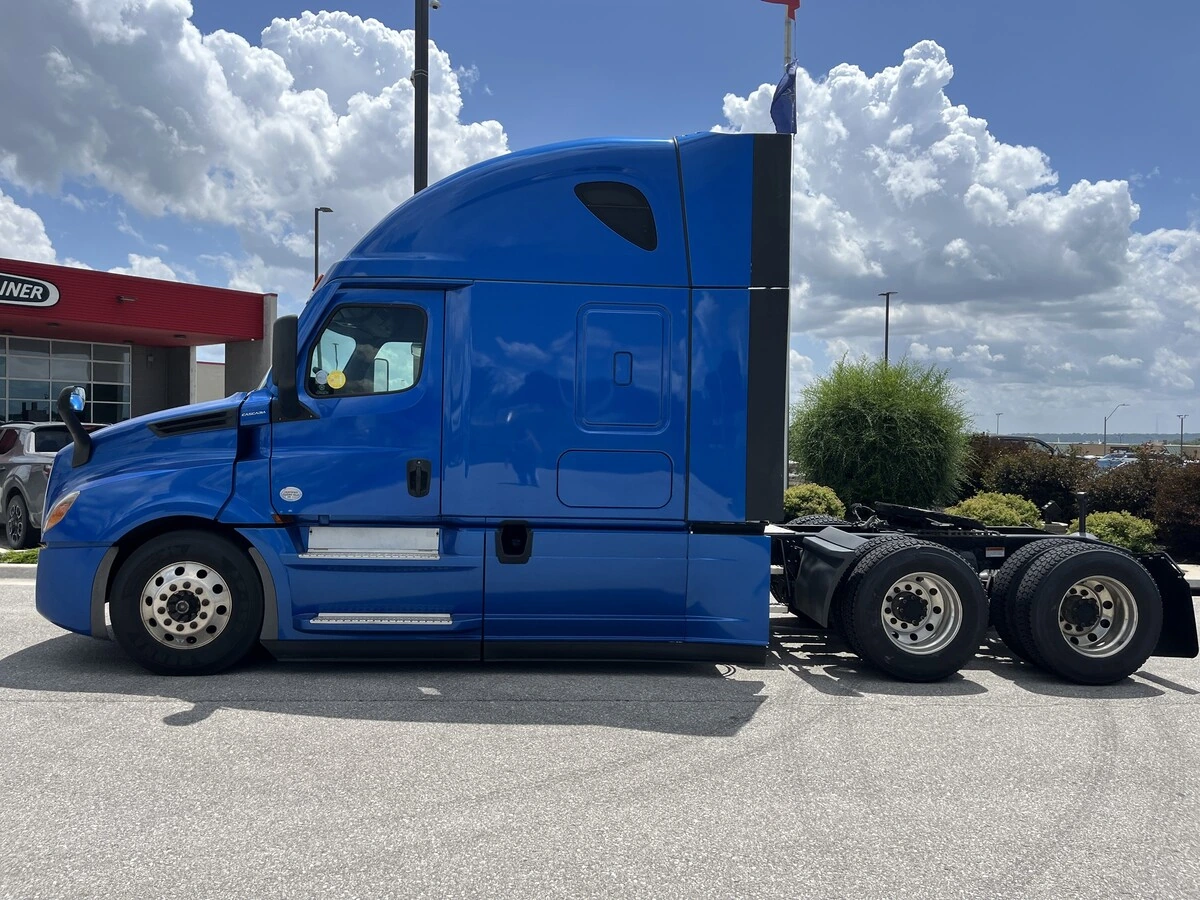 2022 Freightliner Cascadia — photo 7