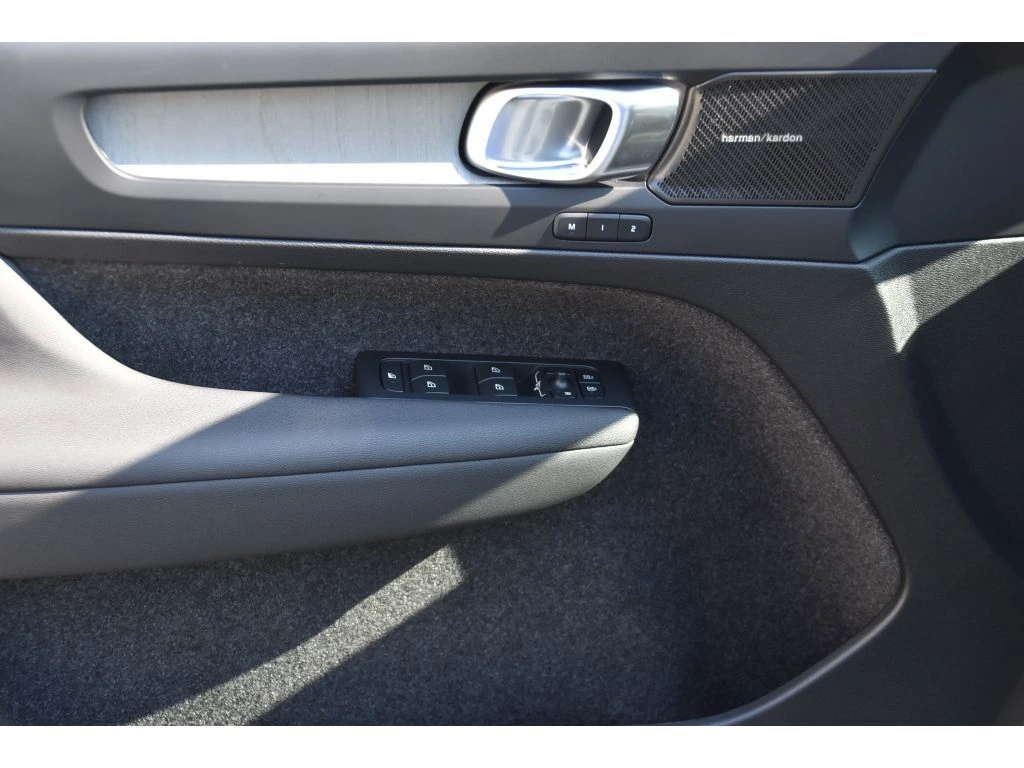 2025 Volvo - image 27