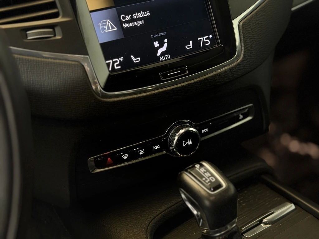 2020 Volvo - image 21