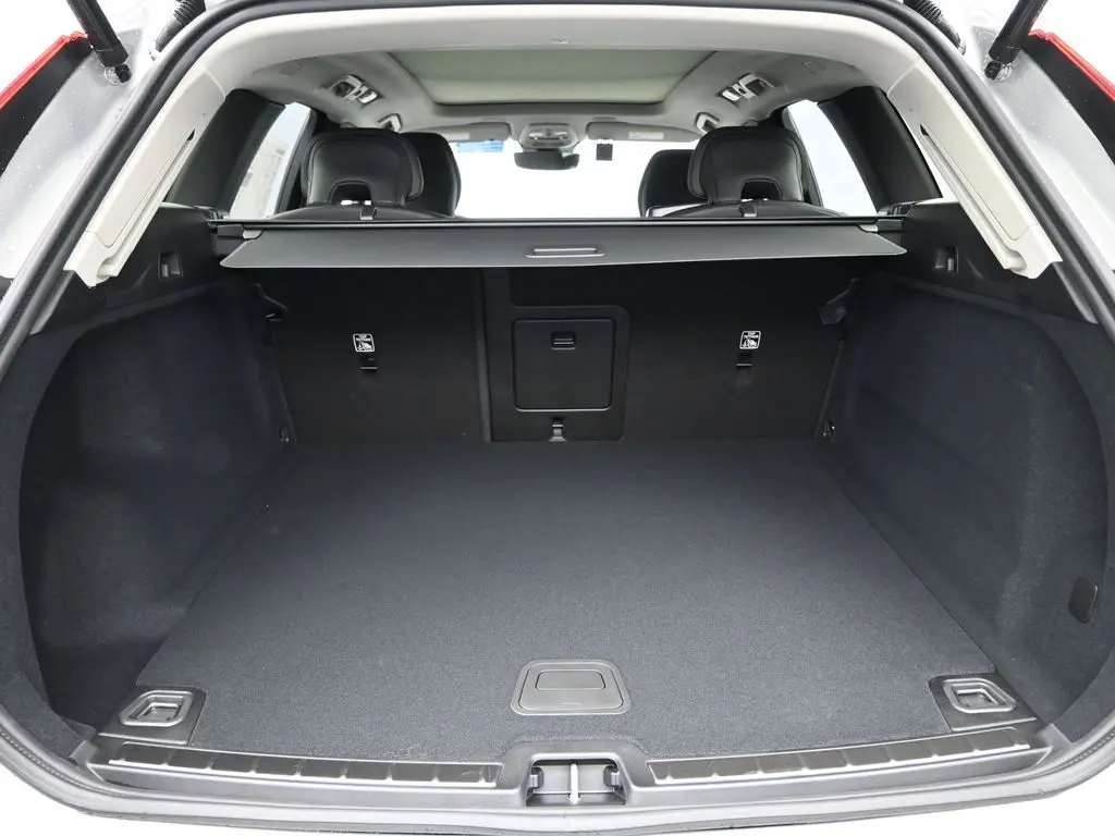 2025 Volvo - image 27