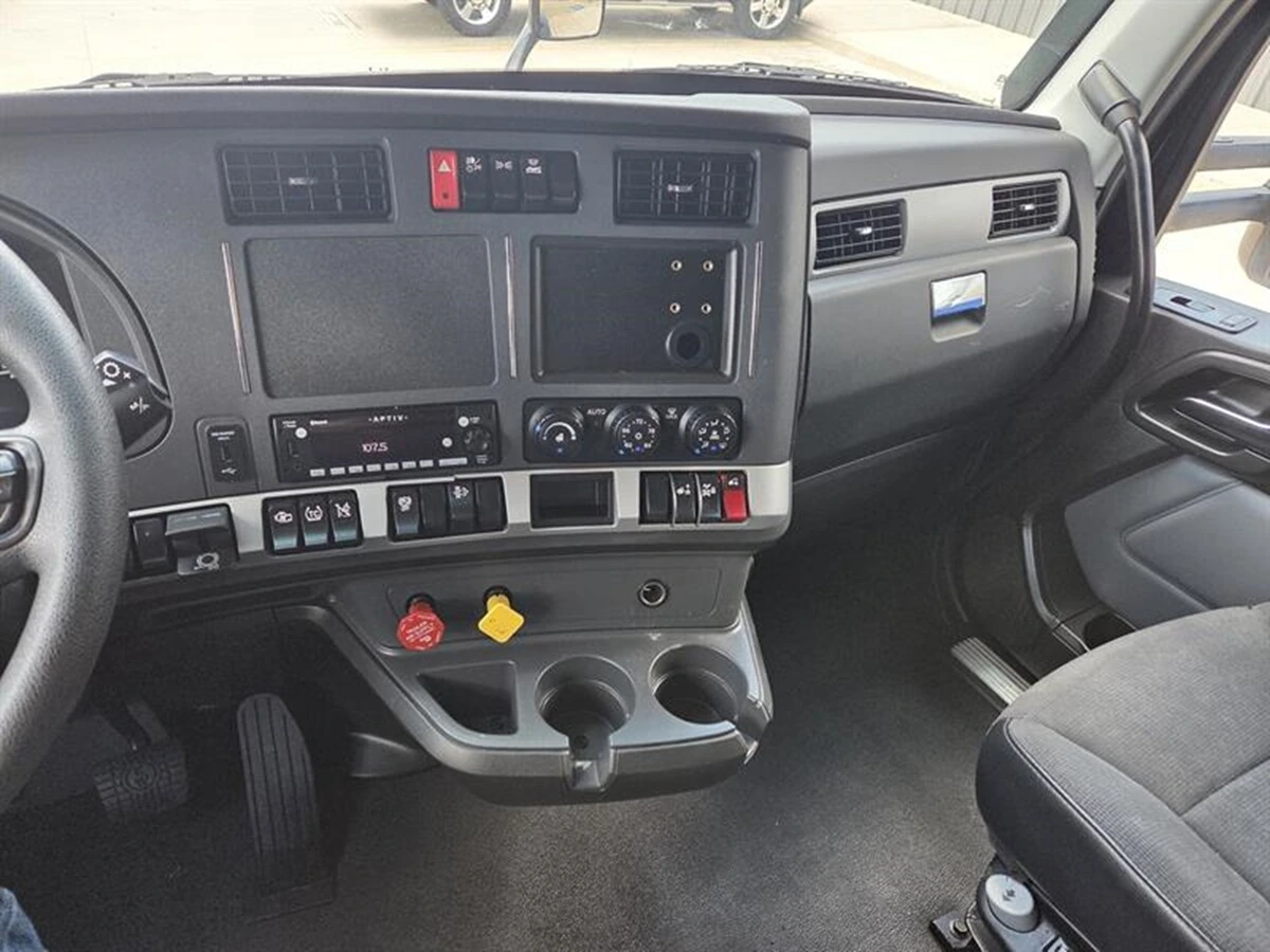 2023 Kenworth T680 — photo 7