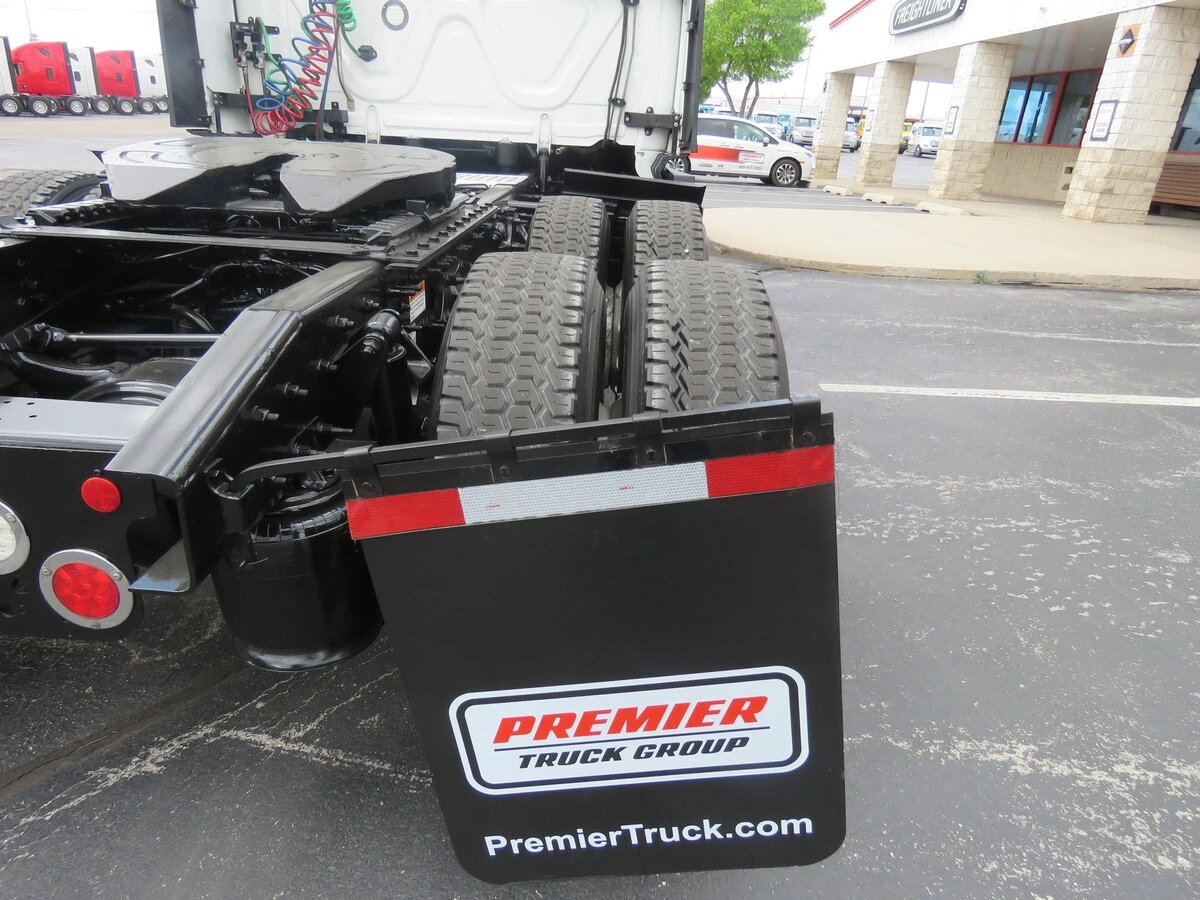 2023 Freightliner Cascadia - image 6