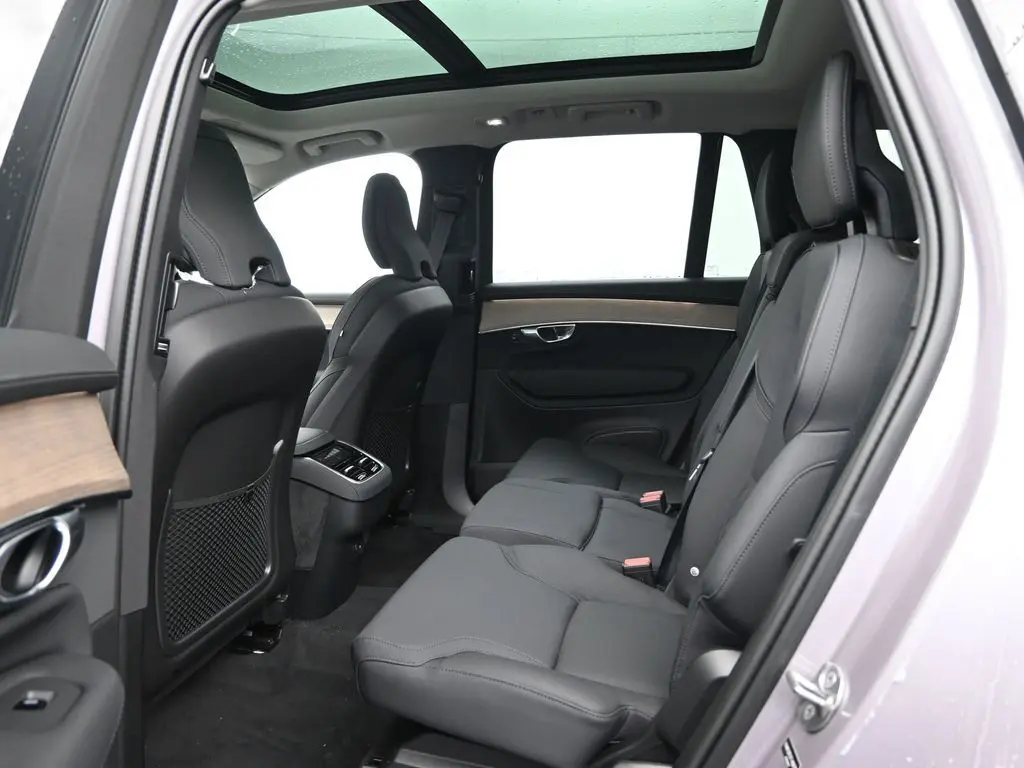 2026 Volvo - image 24