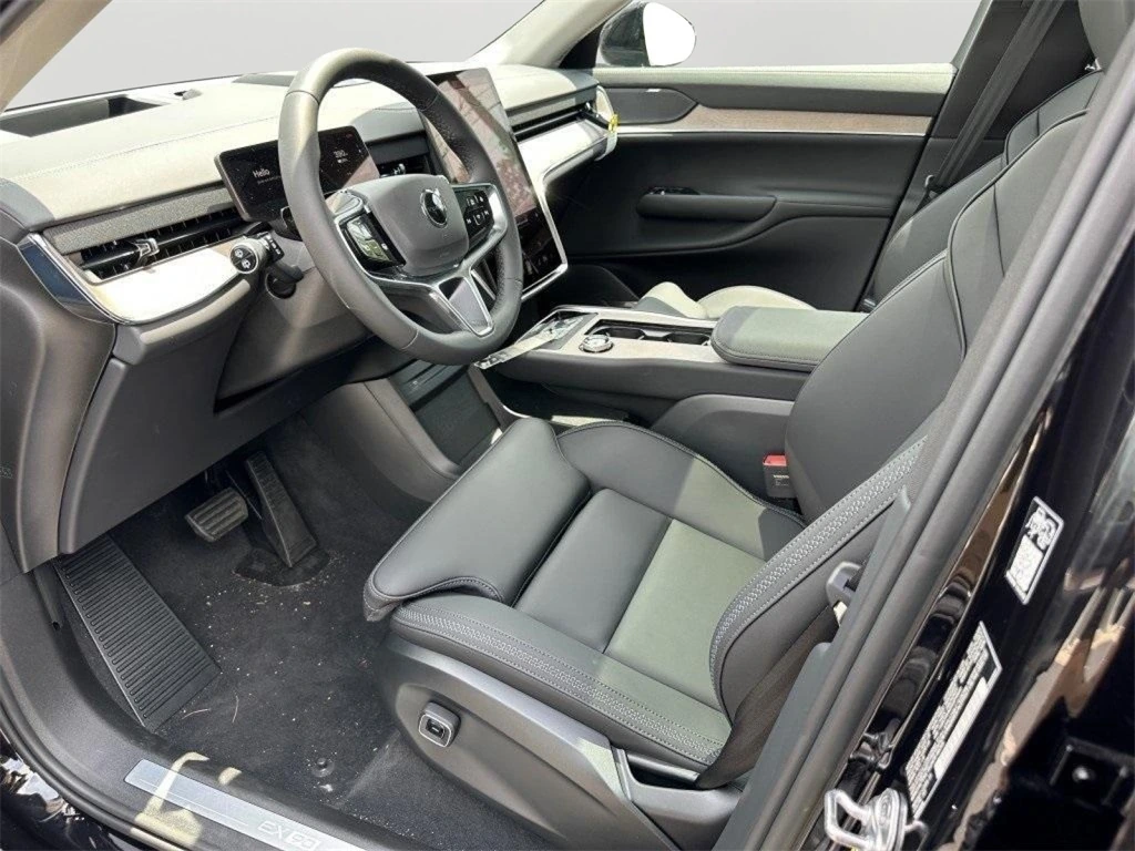 2025 Volvo - image 17