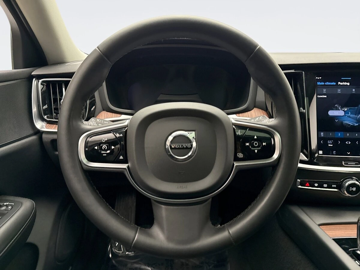 2024 Volvo - image 12