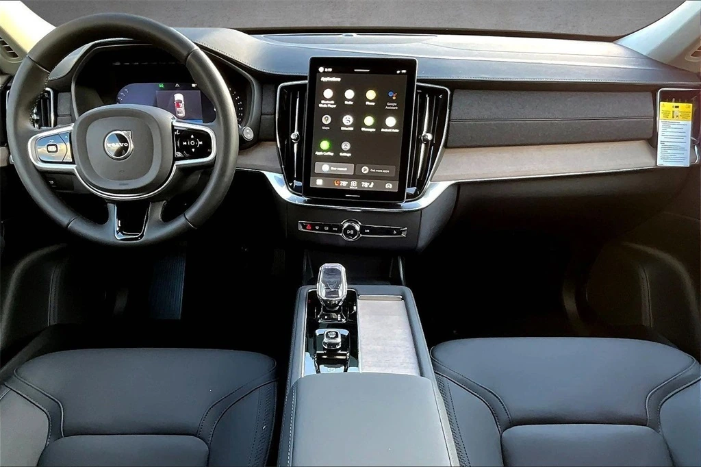 2026 Volvo - image 5