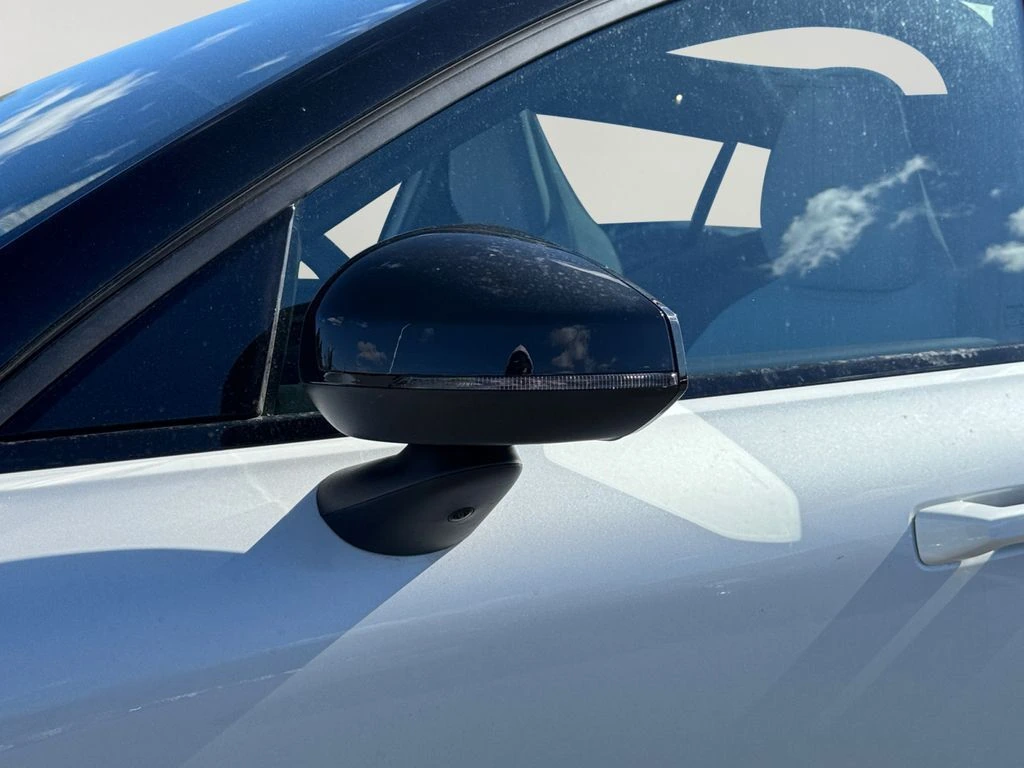 2025 Volvo - image 25