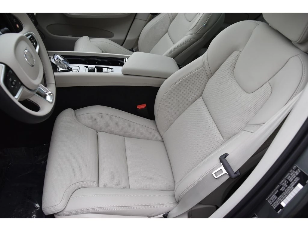 2026 Volvo - image 13