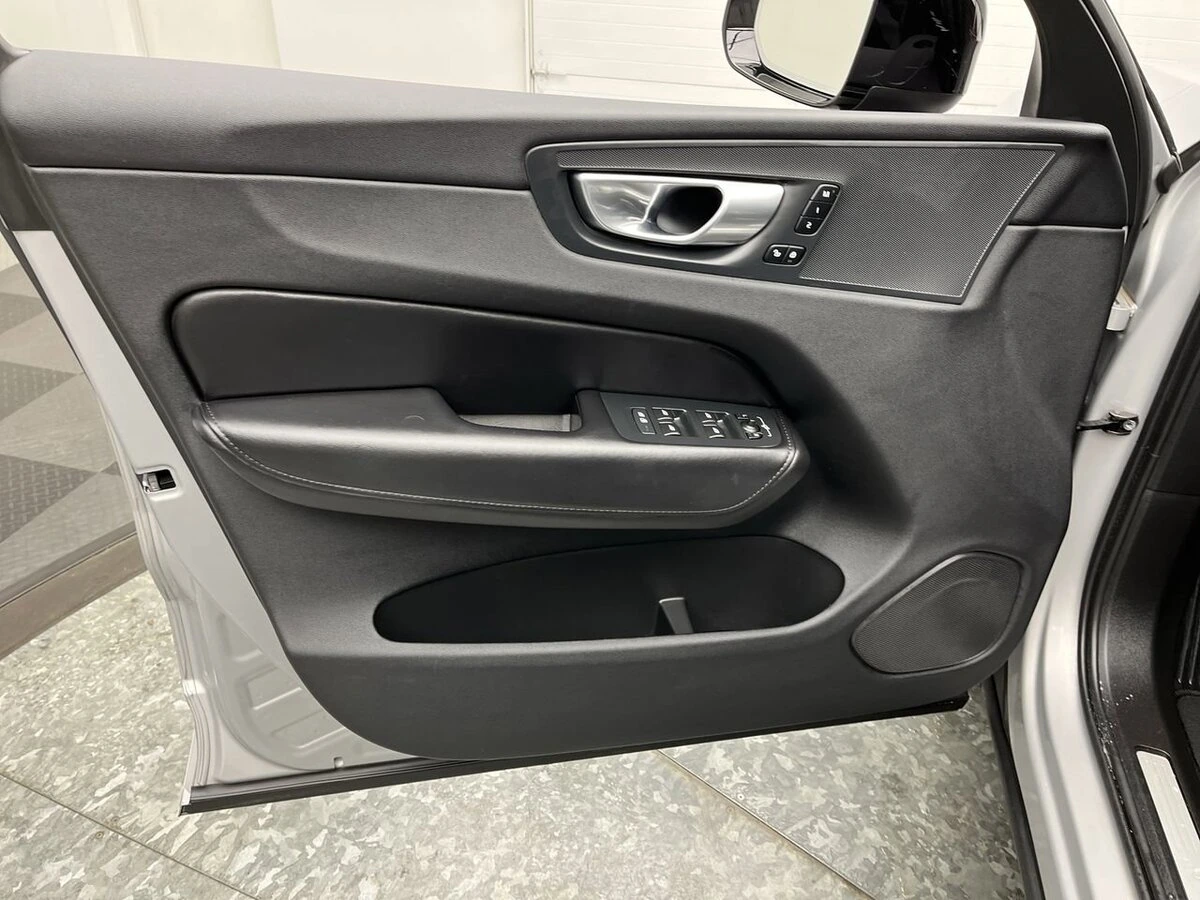 2024 Volvo - image 7