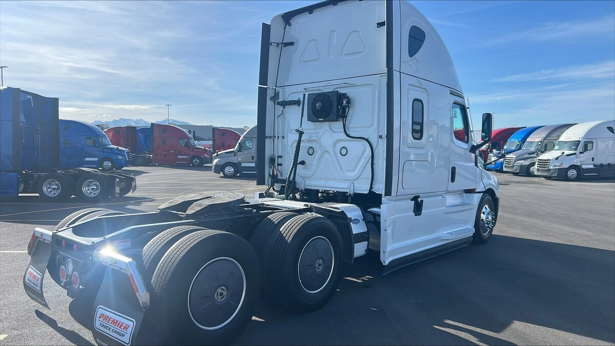 2022 Freightliner Cascadia - image 3