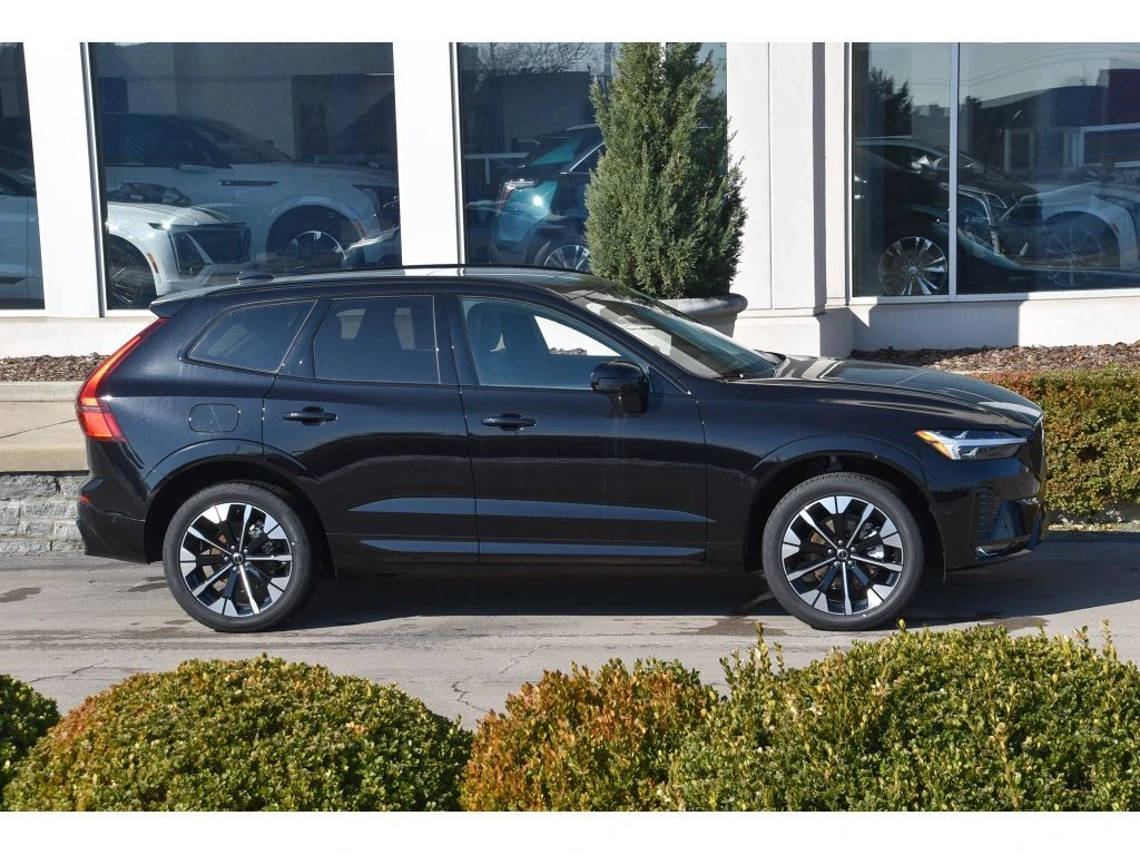 2026 Volvo - image 3