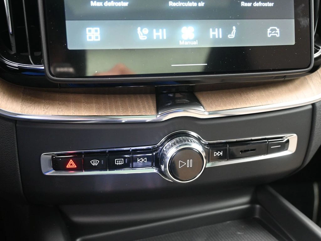 2026 Volvo - image 15