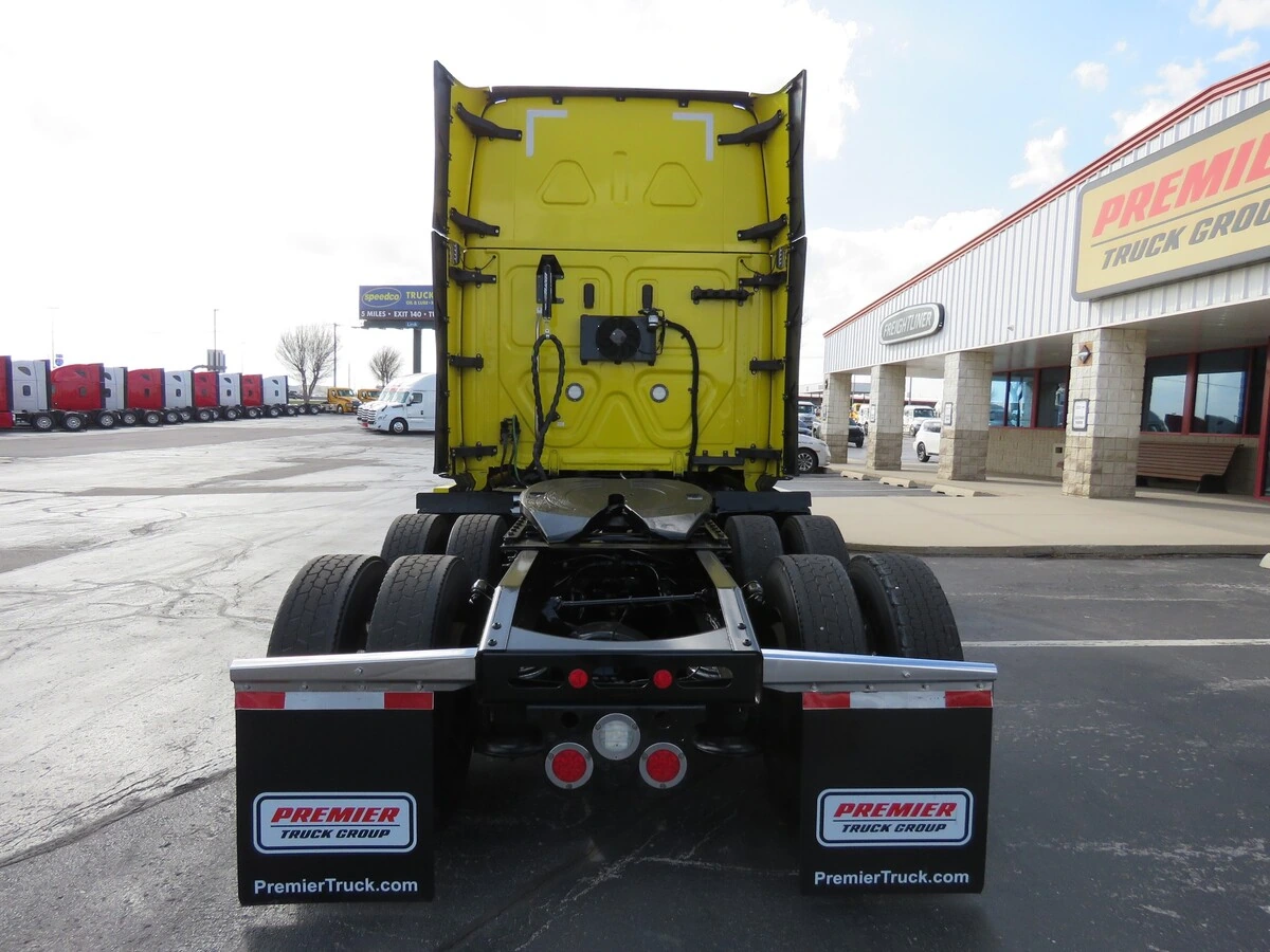 2022 Freightliner Cascadia - image 5