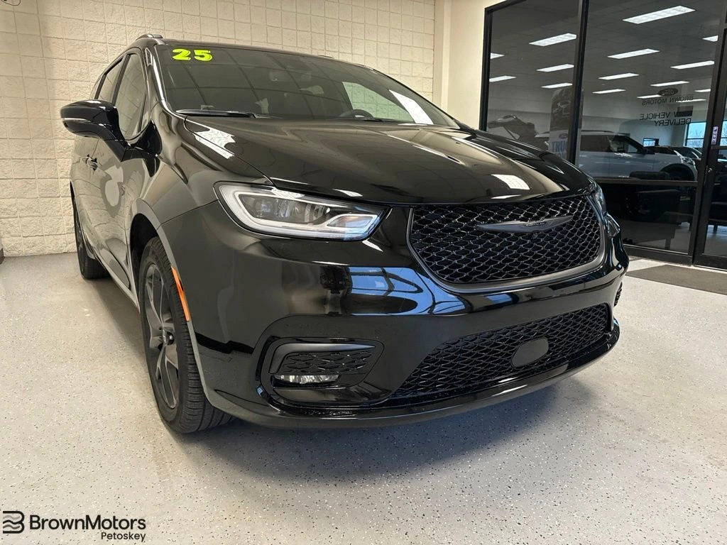 2025 Chrysler Pacifica Limited AWD's photo