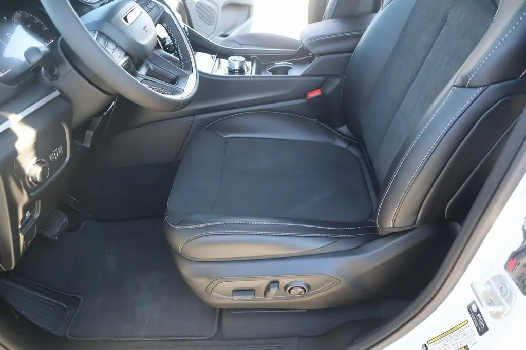 2025 Jeep Grand Cherokee Altitude X photo 4