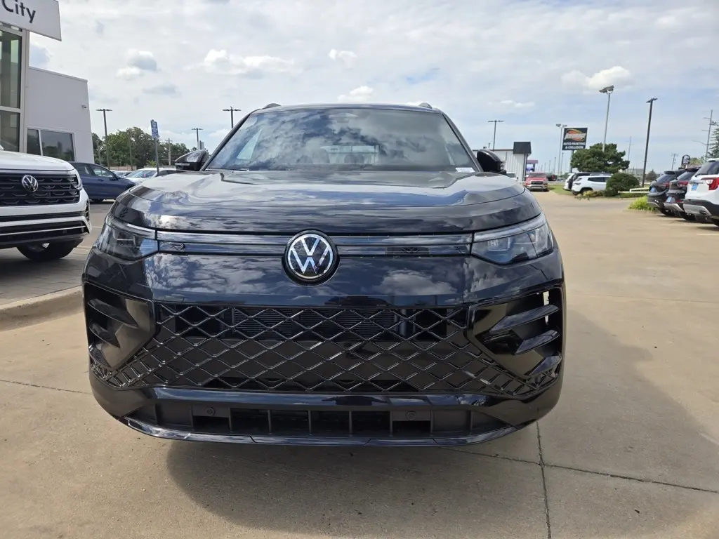 2025 Volkswagen Tiguan SE R-Line Black photo 2