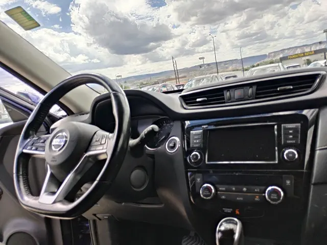 2019 Nissan Rogue SV photo 12