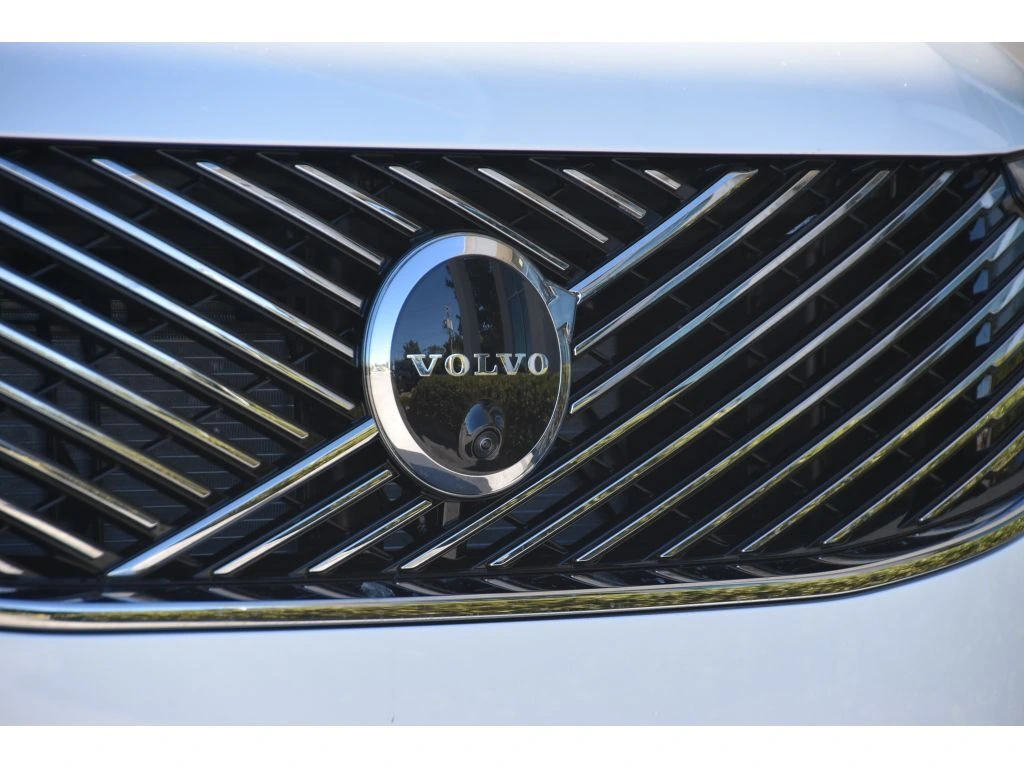 2026 Volvo - image 10