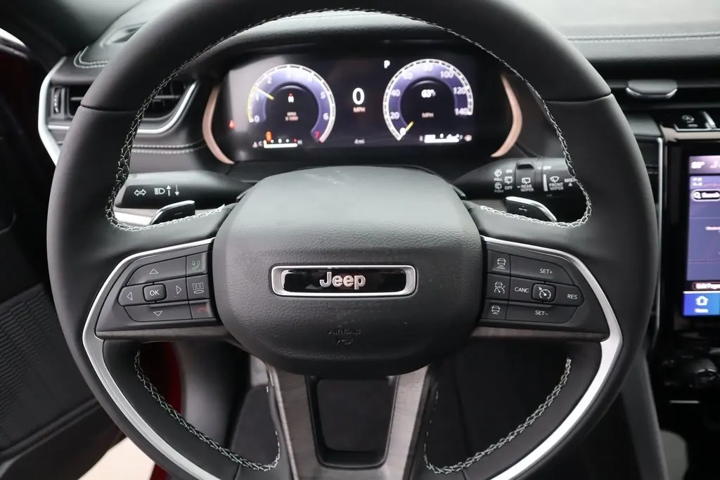 2025 Jeep Grand Cherokee Limited photo 3