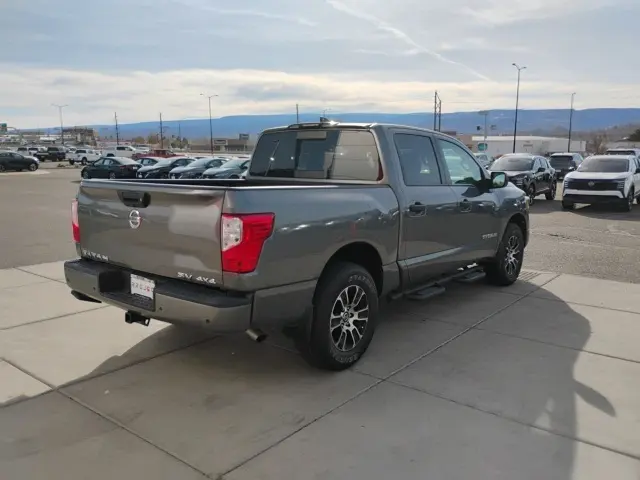 2022 Nissan Titan SV photo 3