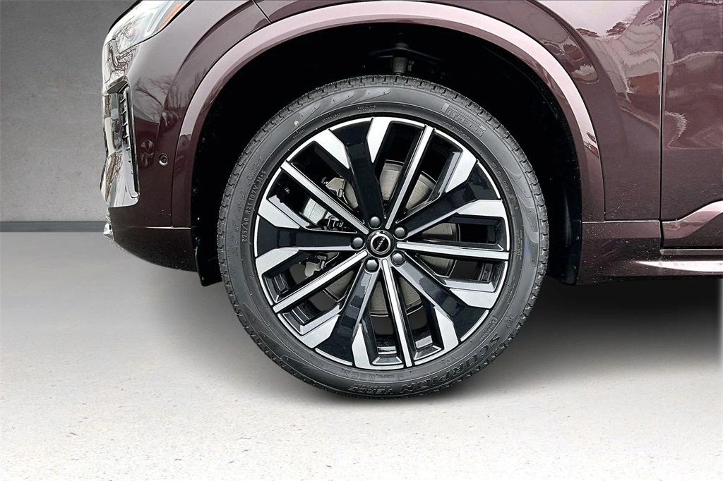 2026 Volvo - image 13