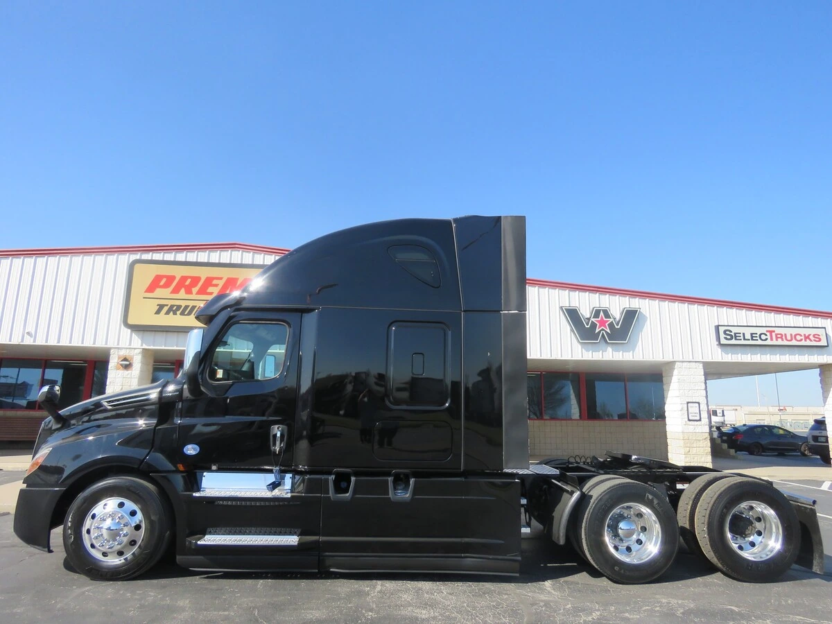 2022 Freightliner Cascadia - image 2