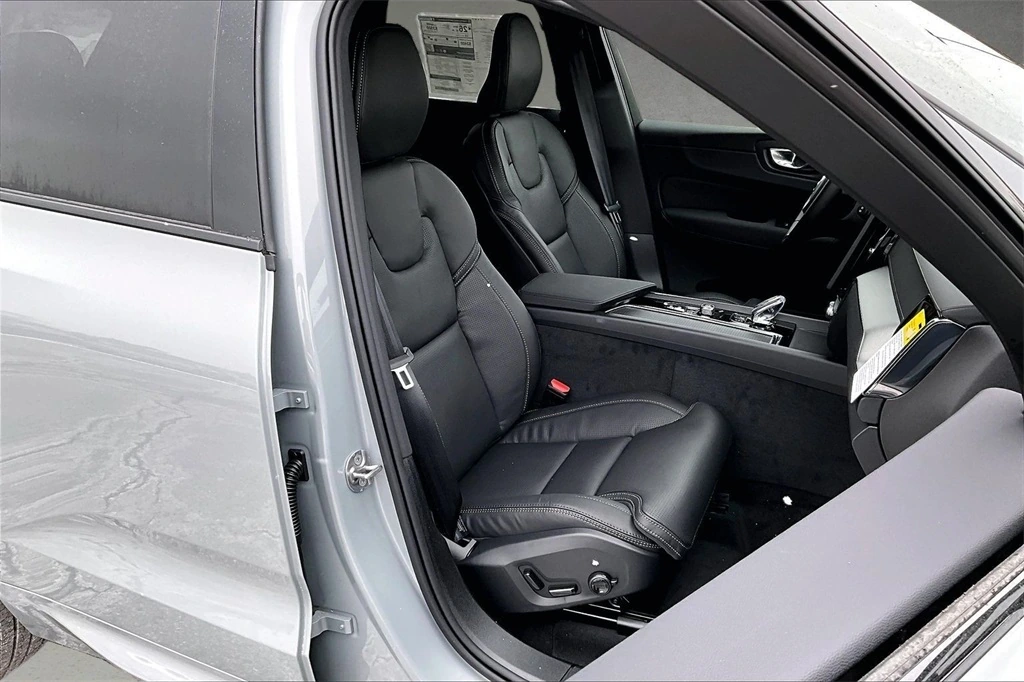 2026 Volvo - image 11