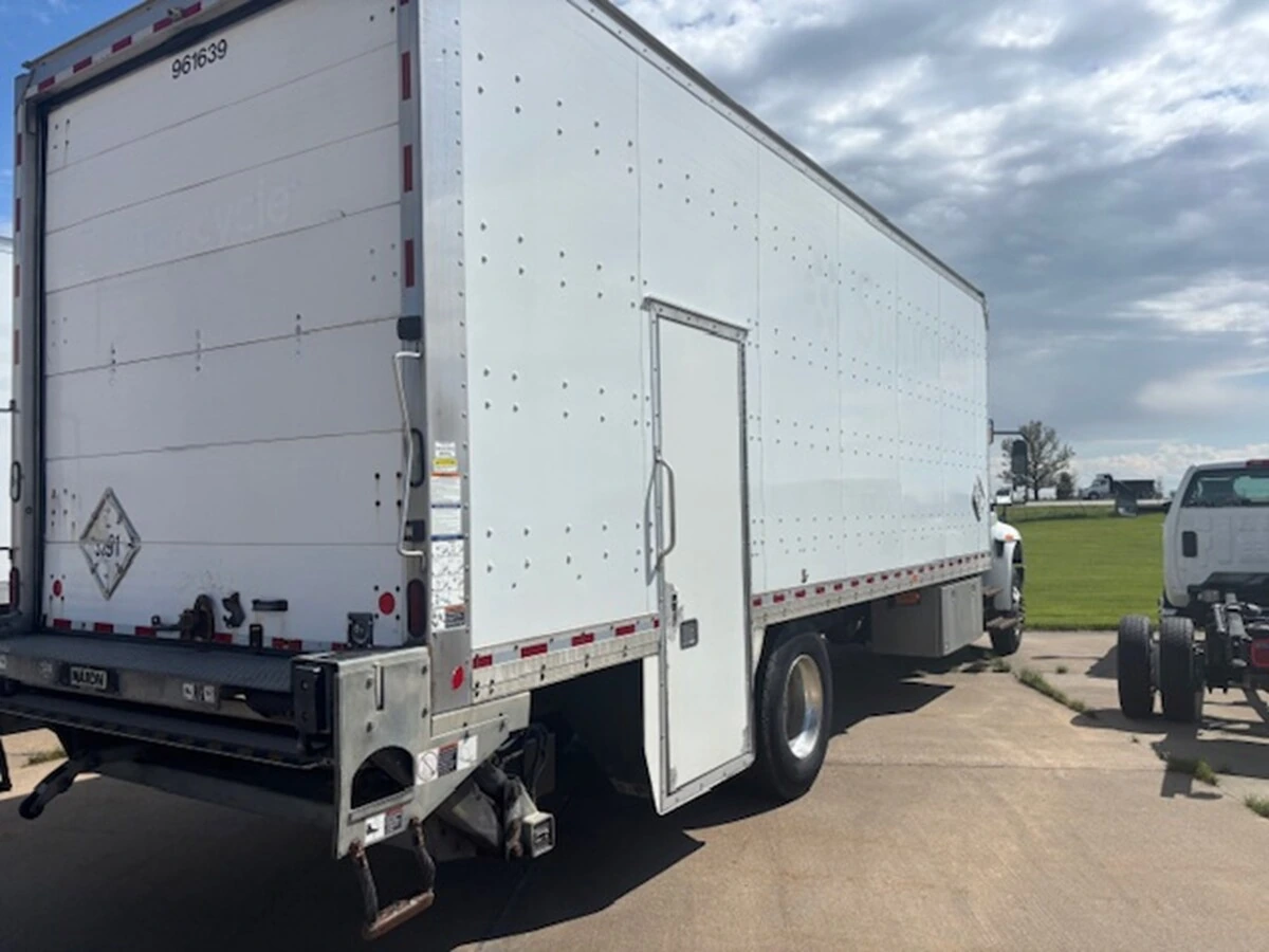 2019 International 4300 in Davenport, IA — photo 4