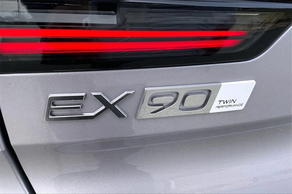 2026 Volvo - image 9