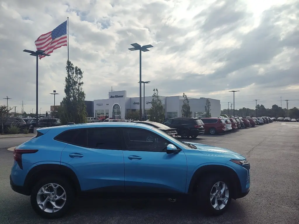 2025 Chevrolet Trax LS photo 8