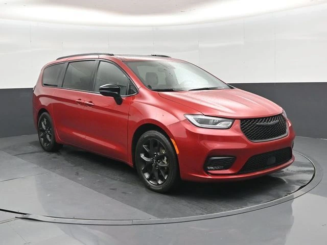 2025 Chrysler Pacifica Limited's photo