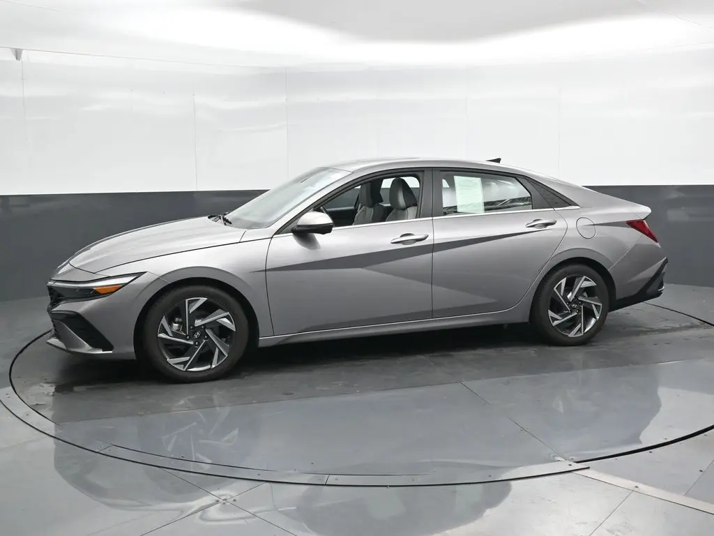 2024 Hyundai Elantra Limited photo 6