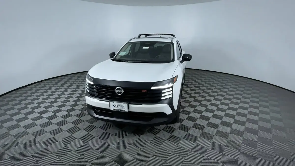 2026 Nissan Kicks SR photo 3