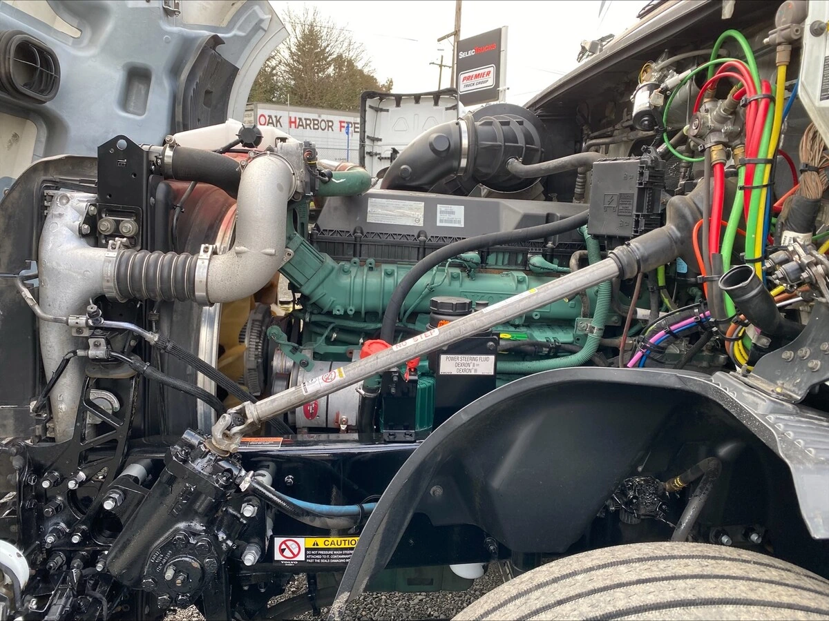 2018 Volvo VNL 860 - image 9