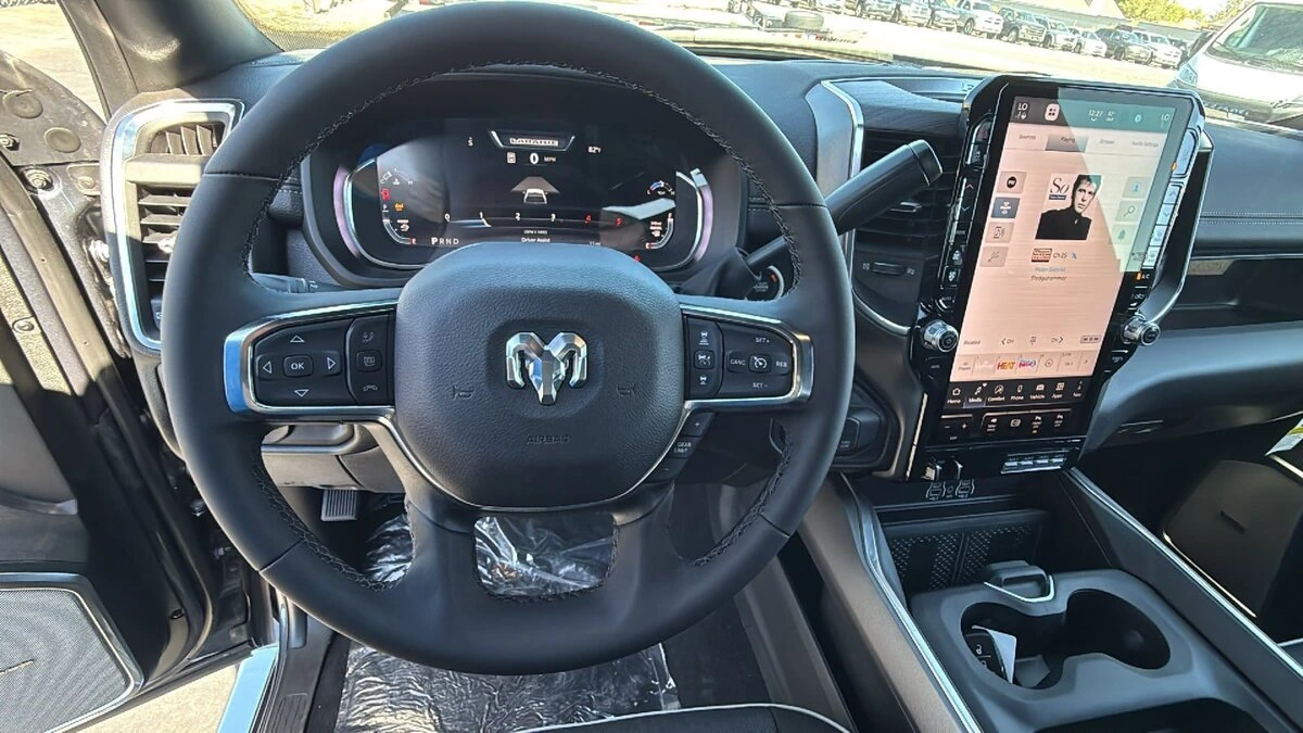 2026 RAM 3500 Laramie - Photo 18