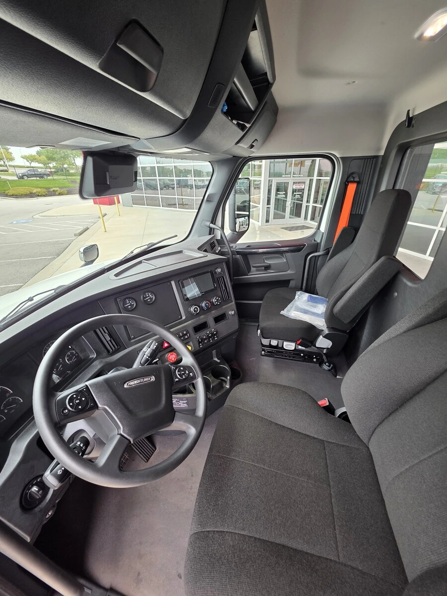 2027 Freightliner Cascadia — photo 6