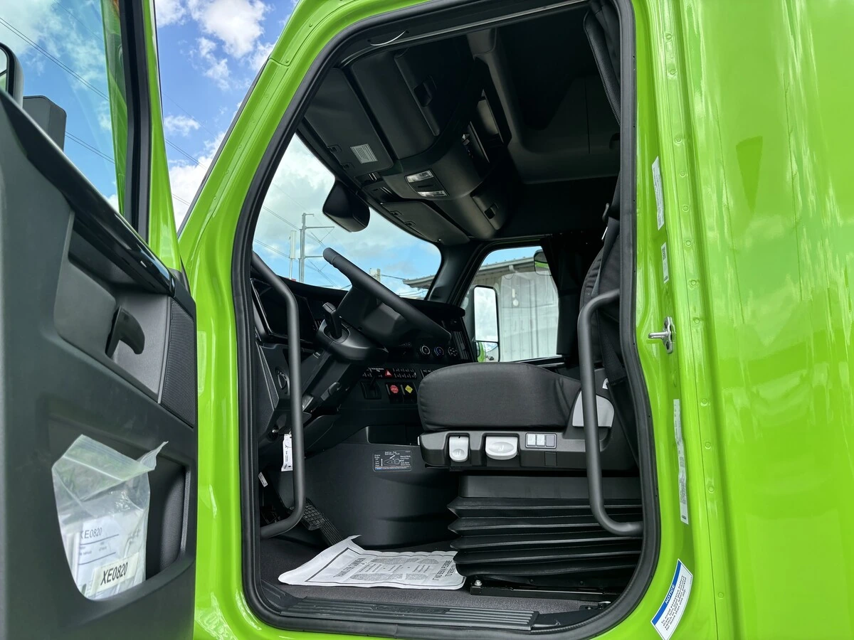 2027 Freightliner - image 9