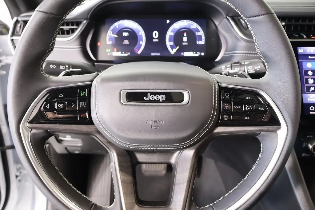 2024 Jeep Grand Cherokee Overland photo 3