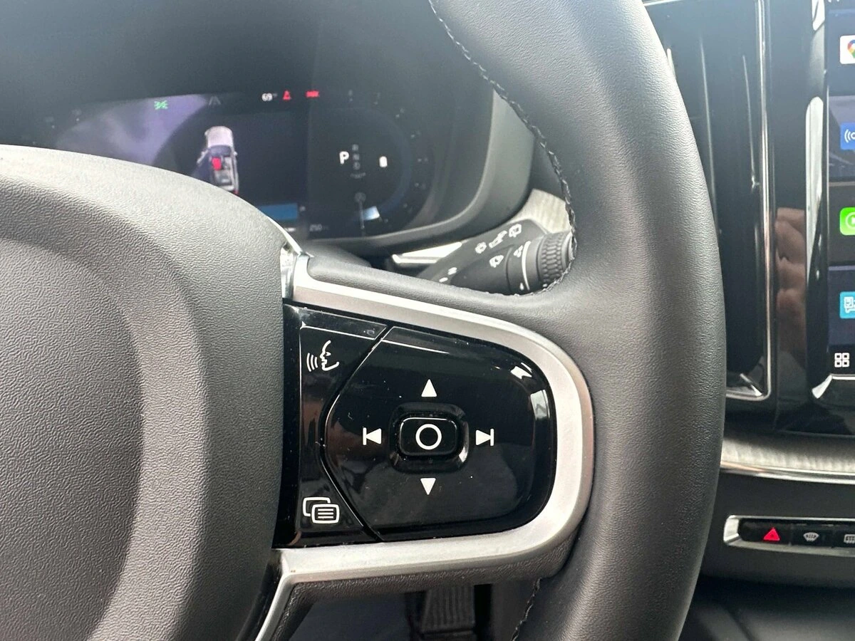 2025 Volvo - image 26