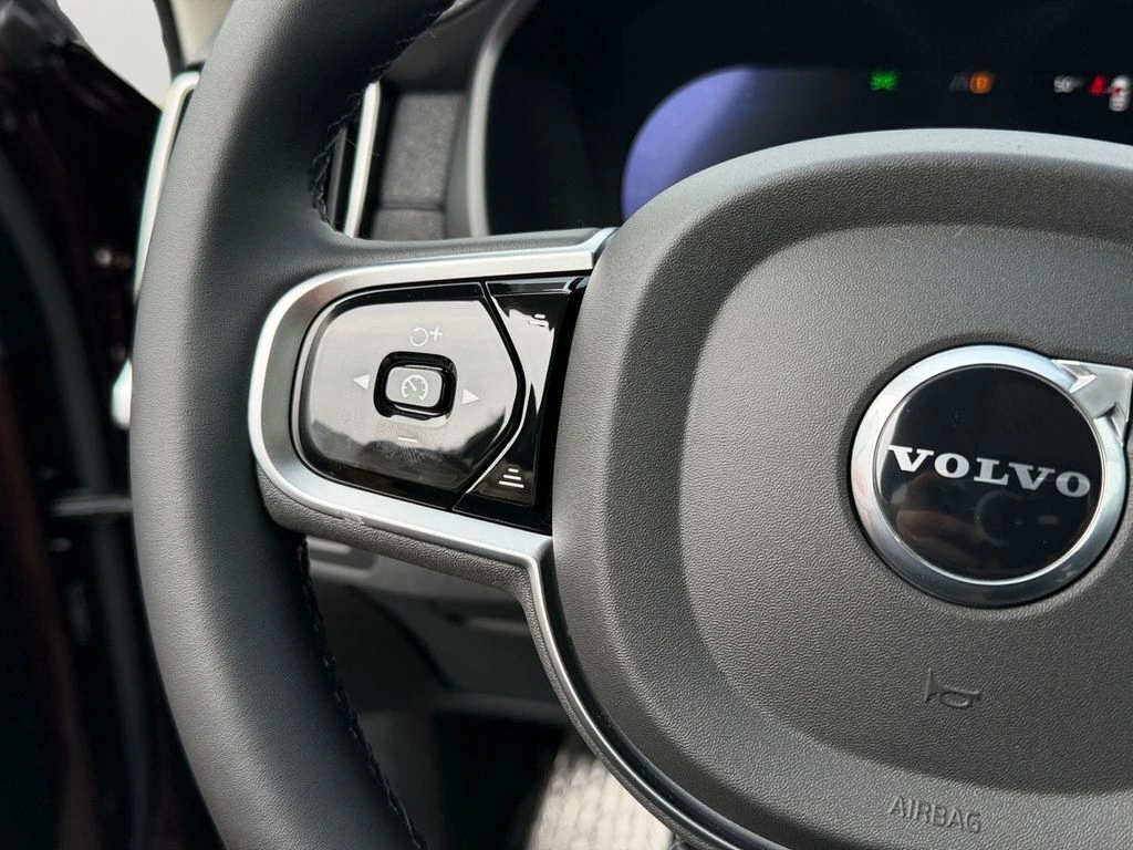 2025 Volvo - image 20