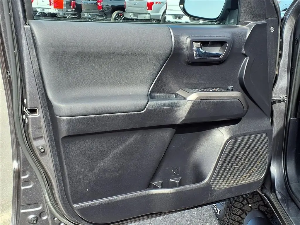 2021 Toyota Tacoma SR5 photo 25